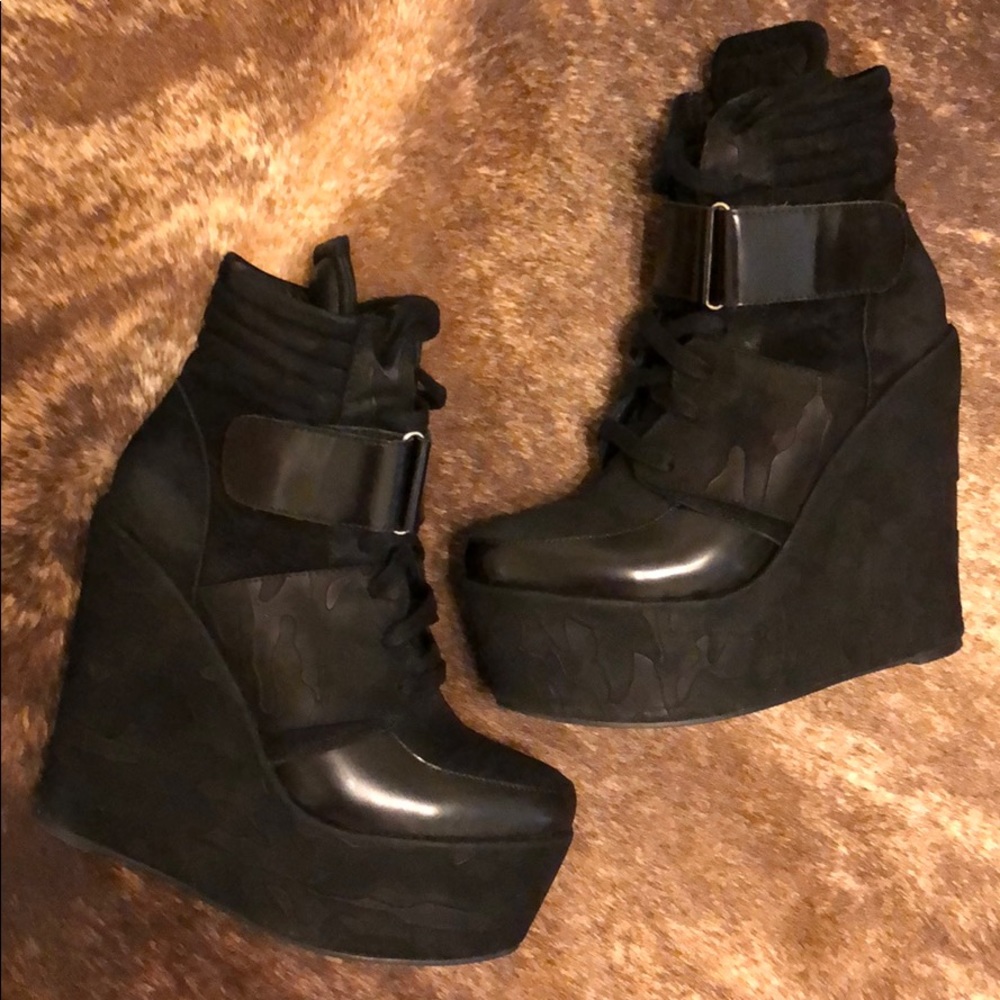 YESWEARTHESHIT Black camo Suede platform wedges